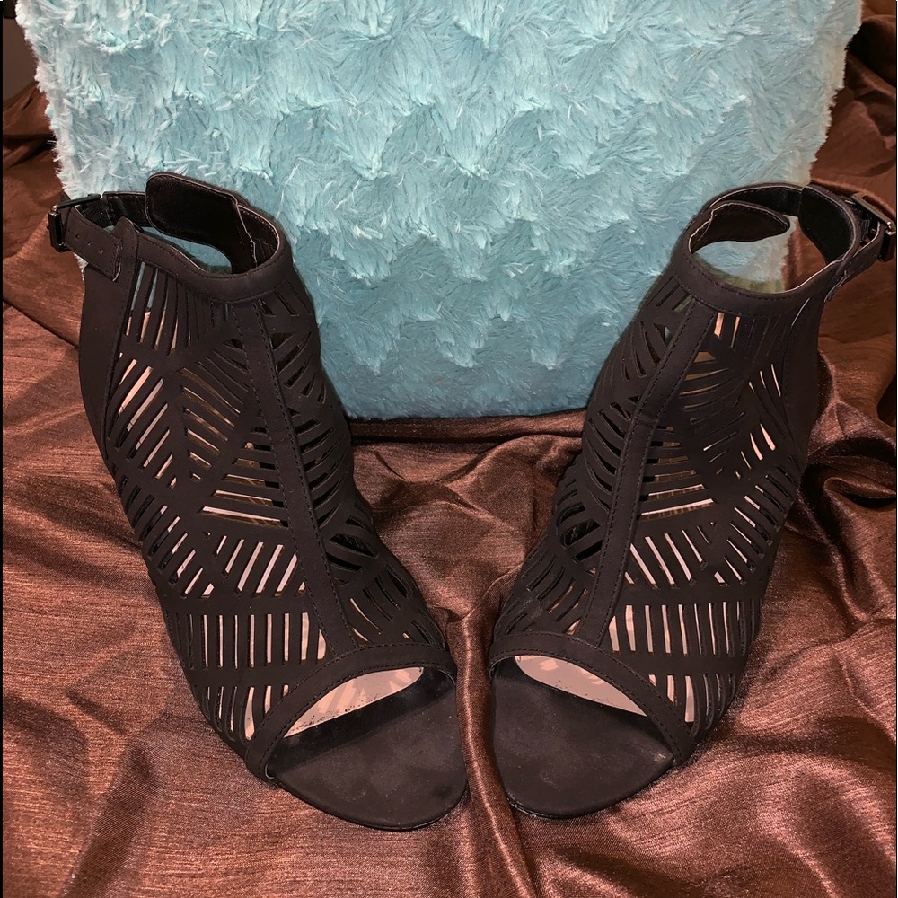 Black size 10, JustFab heels.